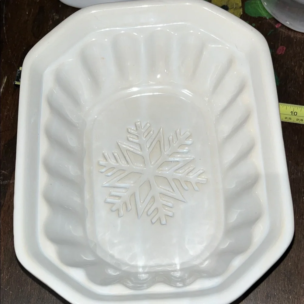 Crate&Barrel White Snowflake Bakeware Set